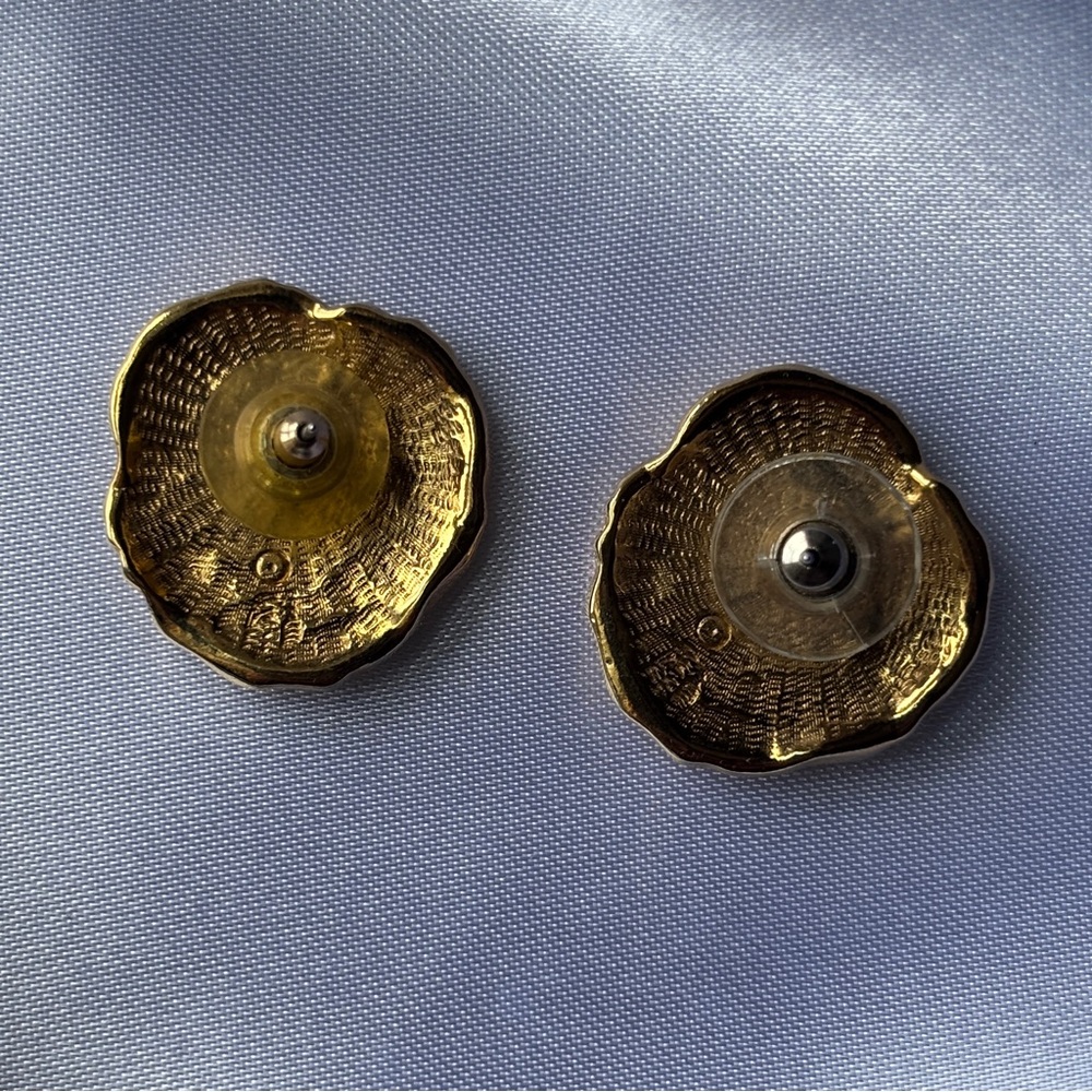 Vintage Avon 1990s “Full Bloom” Pansy Flower Gold Tone Enamel Earrings - Picture 3 of 11